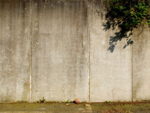 Mauer und Ball